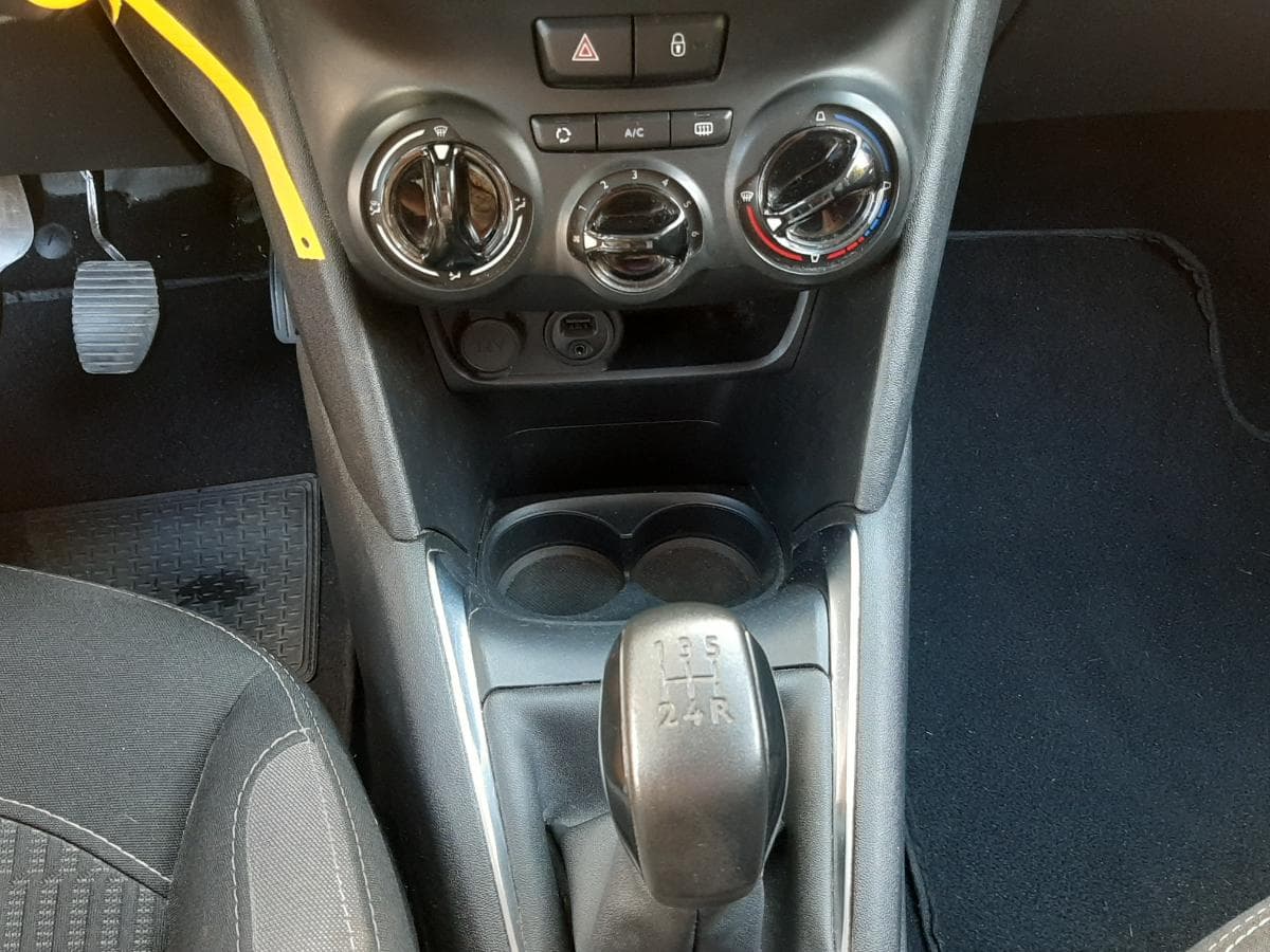 Peugeot 208 1.6 Blue HDI · Ano 2015 — imagem 23
