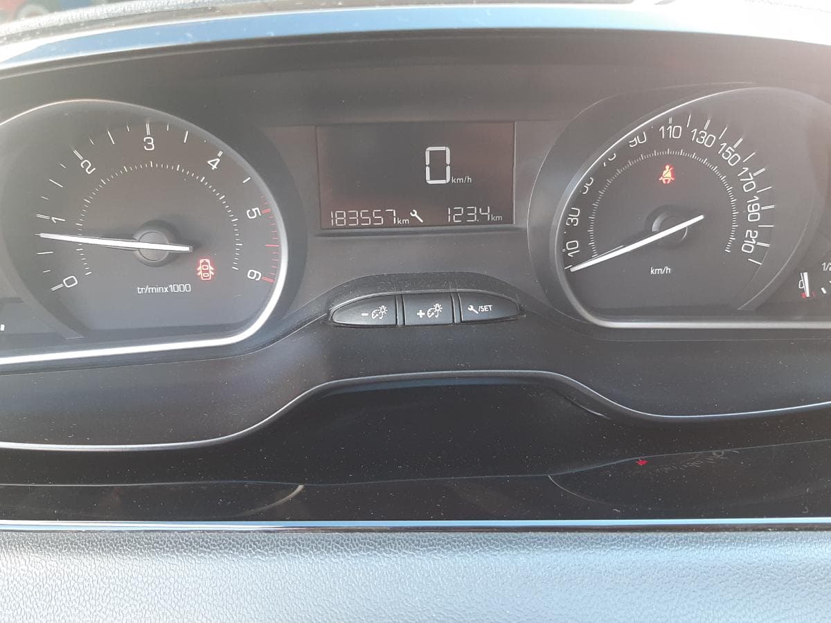 Peugeot 208 1.6 Blue HDI · Ano 2015 — imagem 24