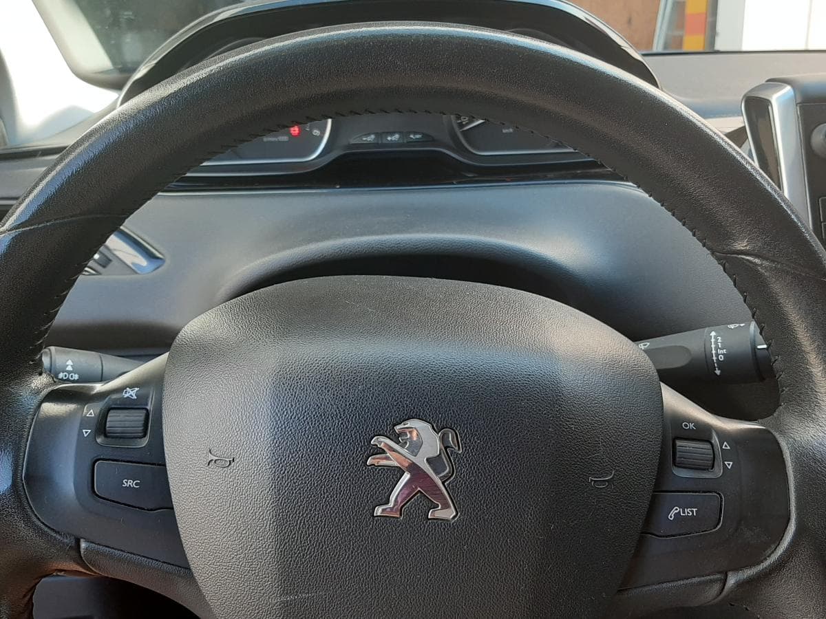 Peugeot 208 1.6 Blue HDI · Ano 2015 — imagem 25