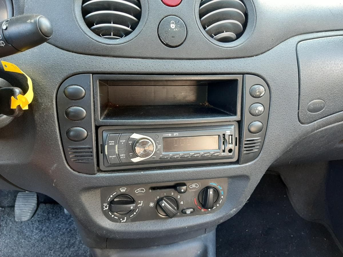 Citroën C3 1.1 i · Ano 2003 — imagen 19