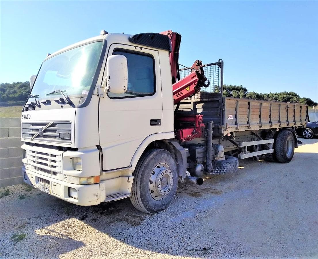 Veículo Volvo com Grua — imagen 1