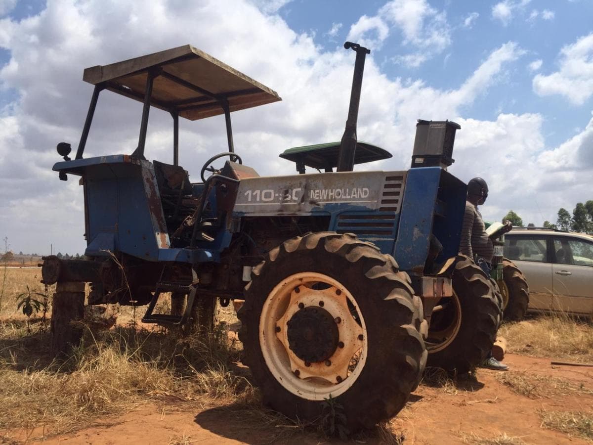 Trator, New Holland 110-90  · — imagem 2