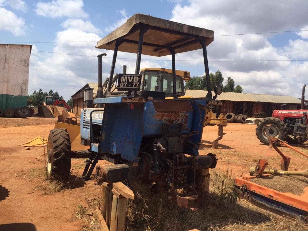 Trator, New Holland 110-90  · — imagem 5