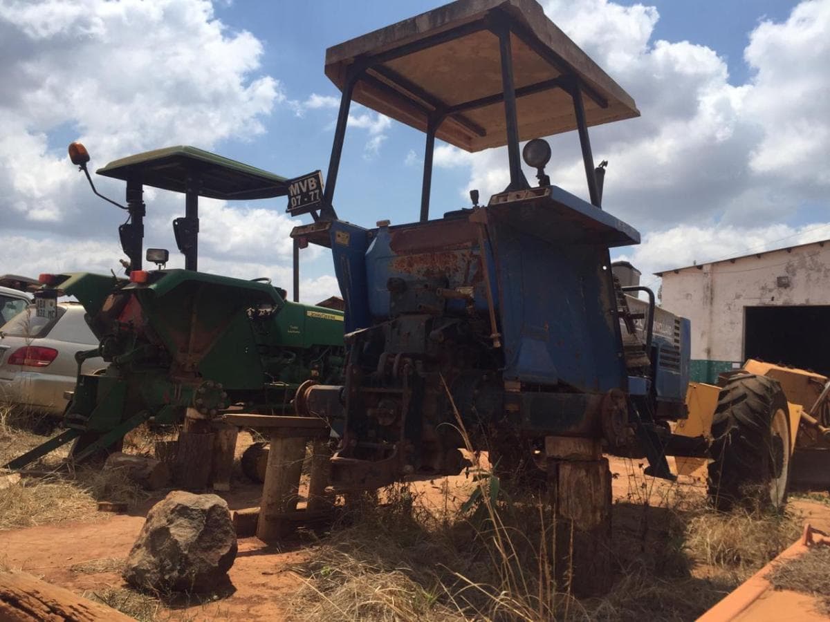 Trator, New Holland 110-90  · — imagem 6