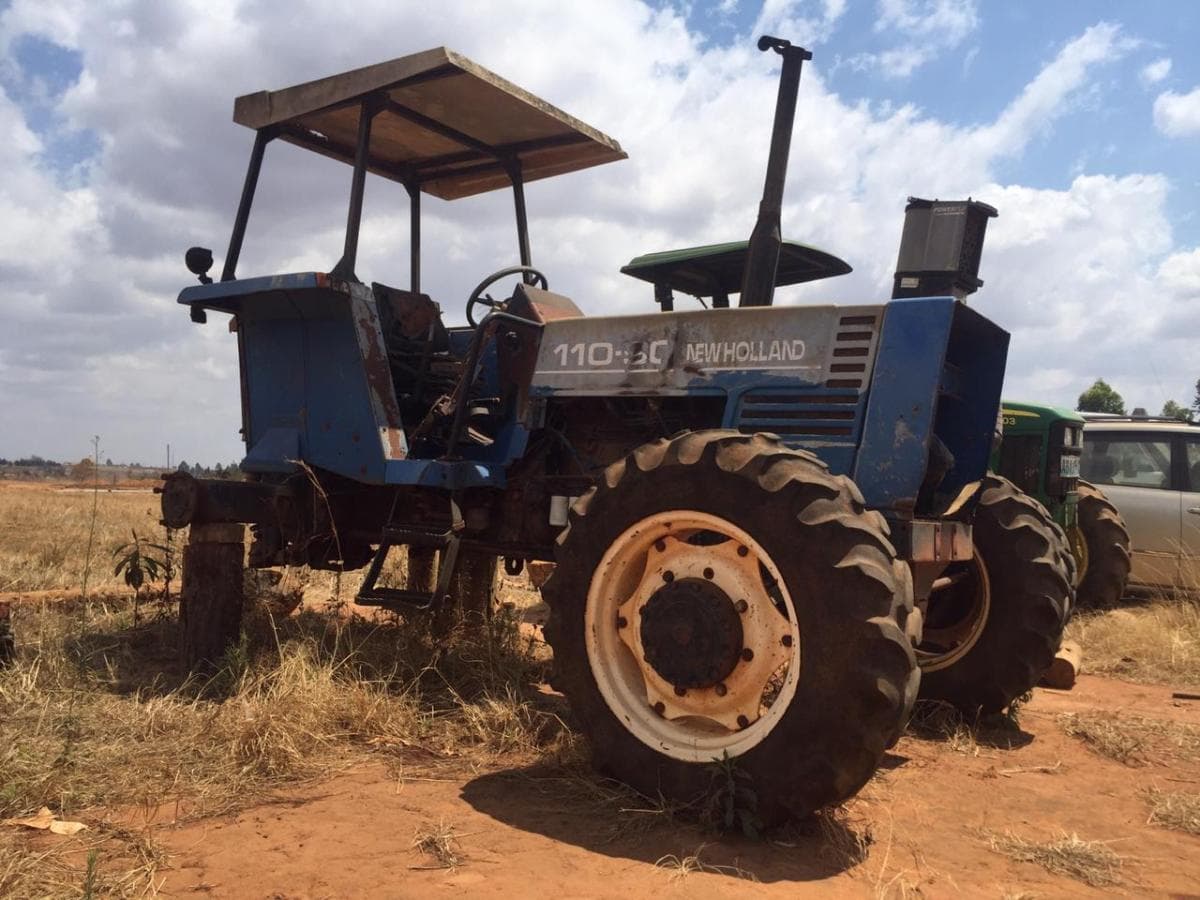 Trator, New Holland 110-90  · — imagem 9