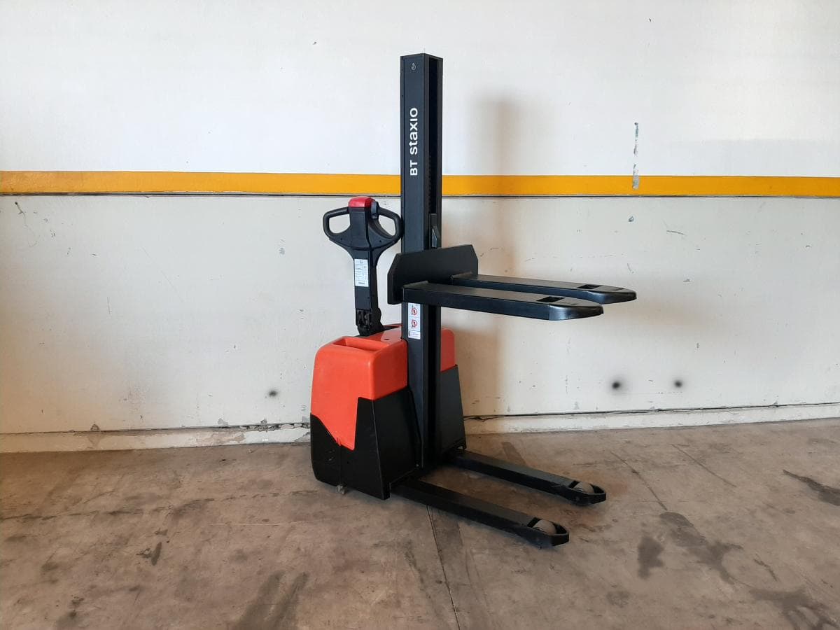 Stacker BT HWE 100 · Ano 2015 — imagem 1