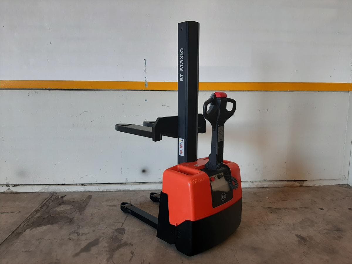 Stacker BT HWE 100 · Ano 2015 — imagem 3