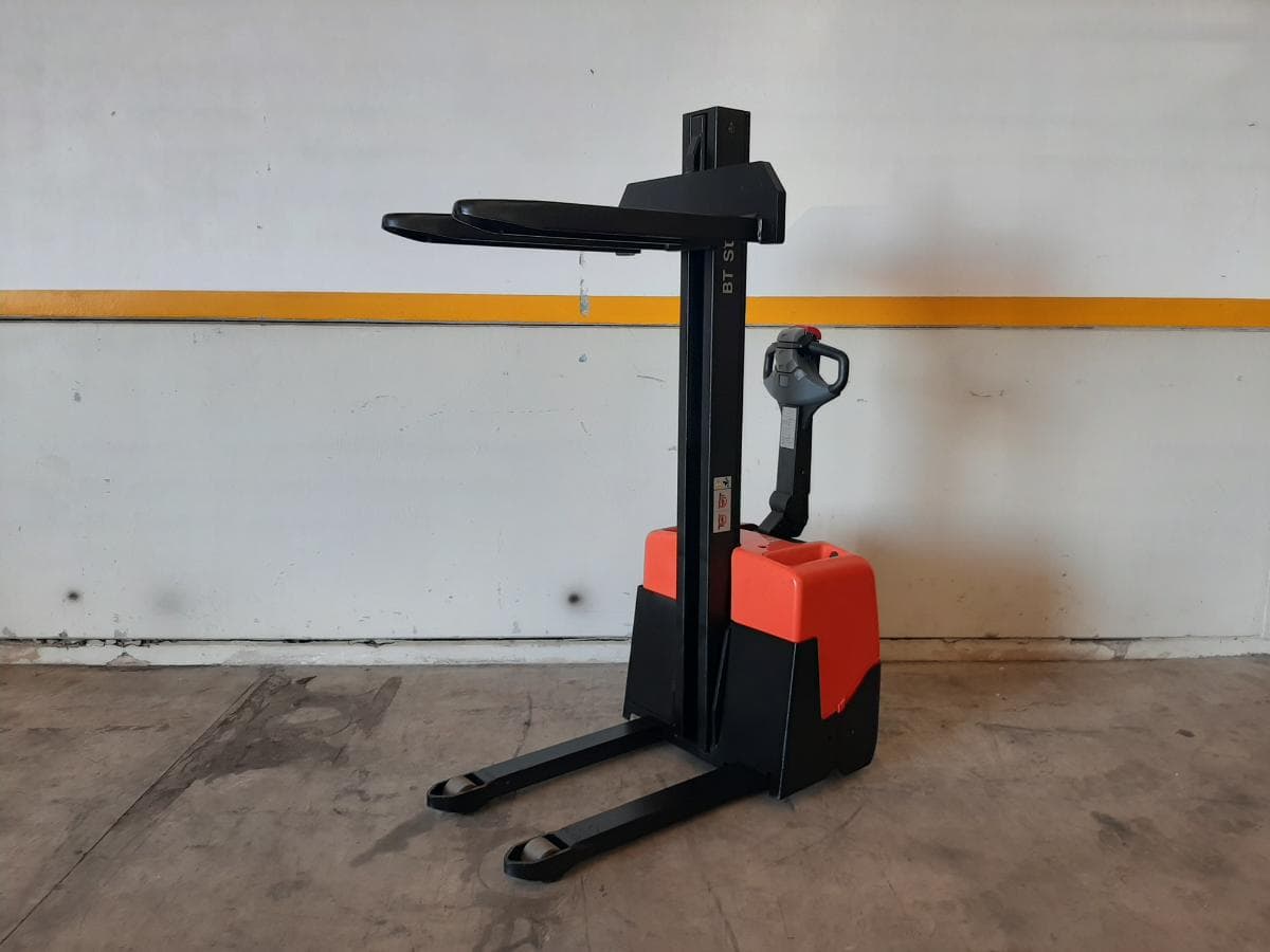 Stacker BT HWE 100 · Ano 2015 — imagem 2