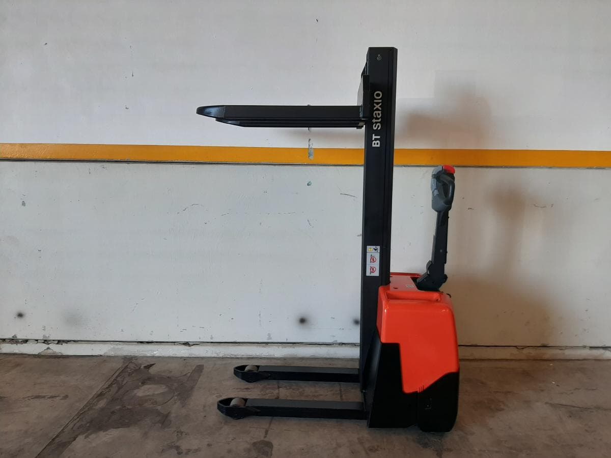 Stacker BT HWE 100 · Ano 2015 — imagen 2
