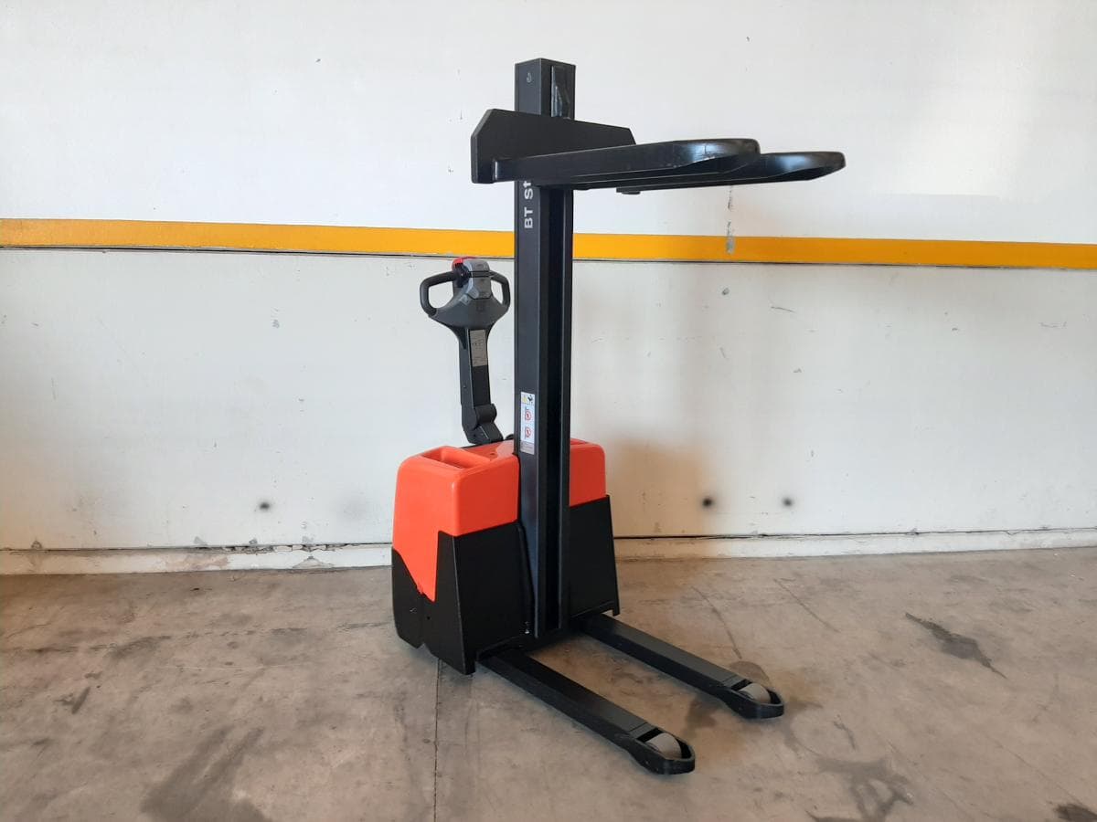Stacker BT HWE 100 · Ano 2015 — imagem 1