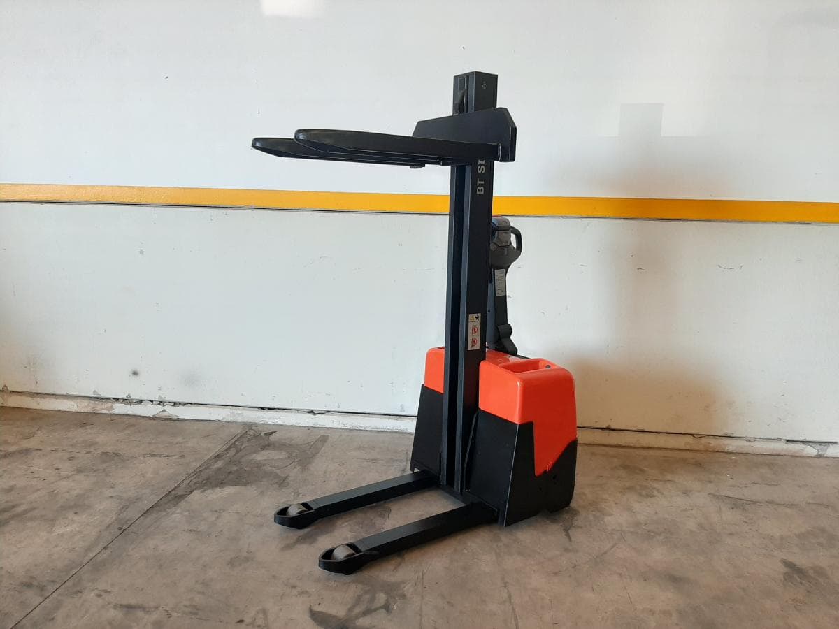 Stacker BT HWE 100 · Ano 2015 — imagem 2