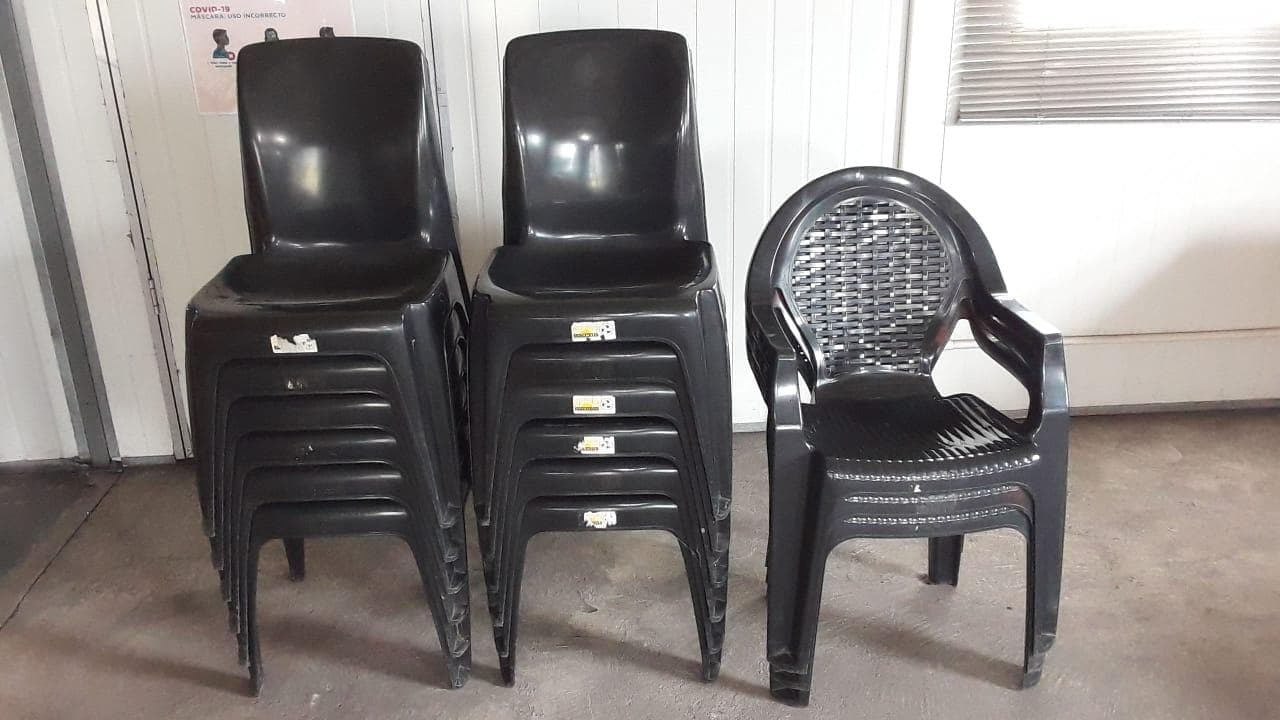 Sillas de plástico · — imagen 1