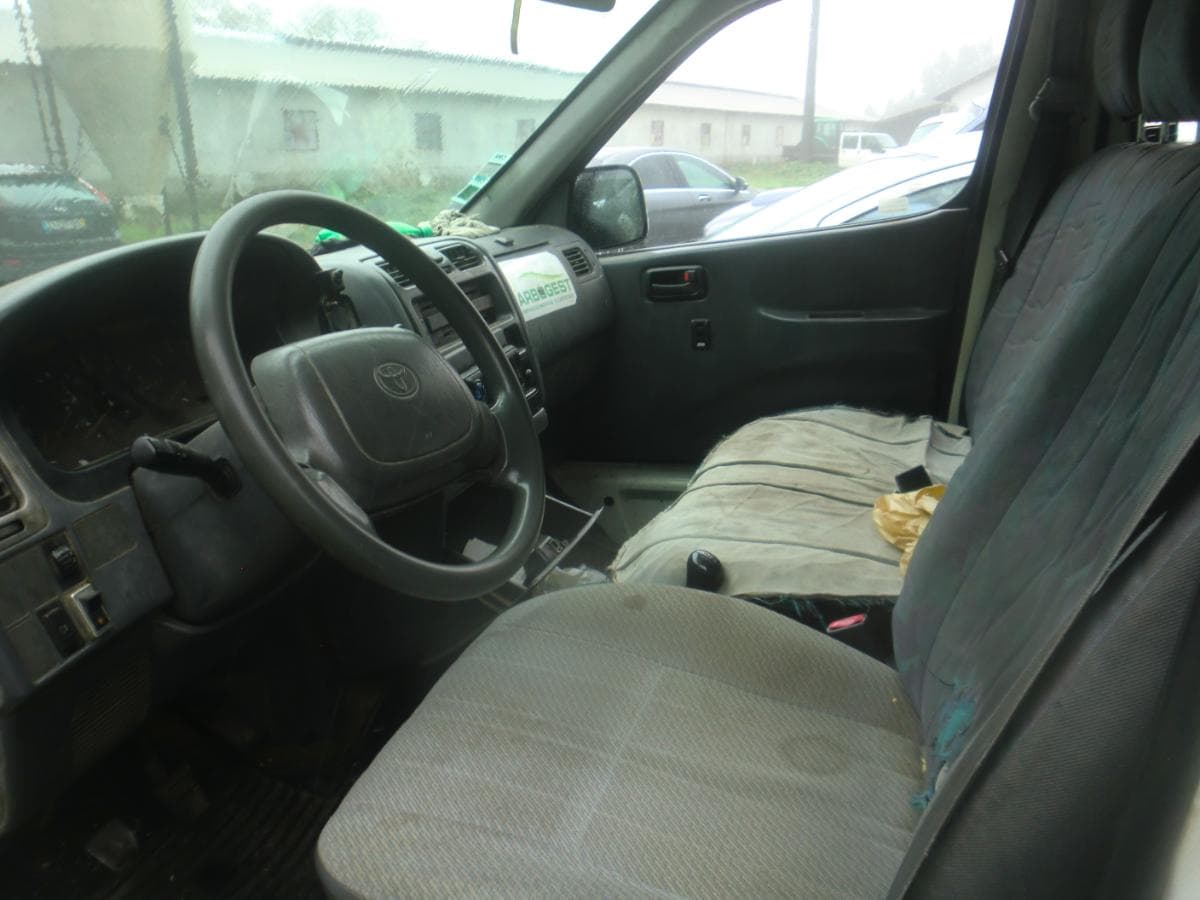 TOYOTA HIACE — image 4