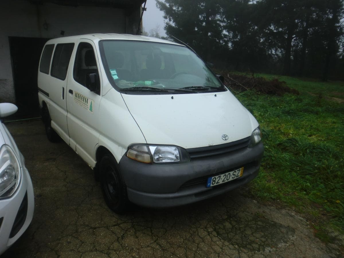 TOYOTA HIACE — image 2