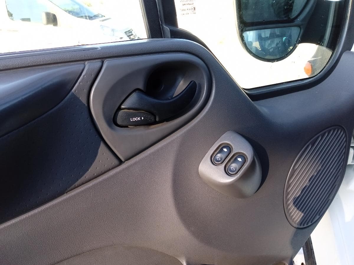 Ford Transit 2.0 · 9 Lugares · Ano 2004 — imagem 12