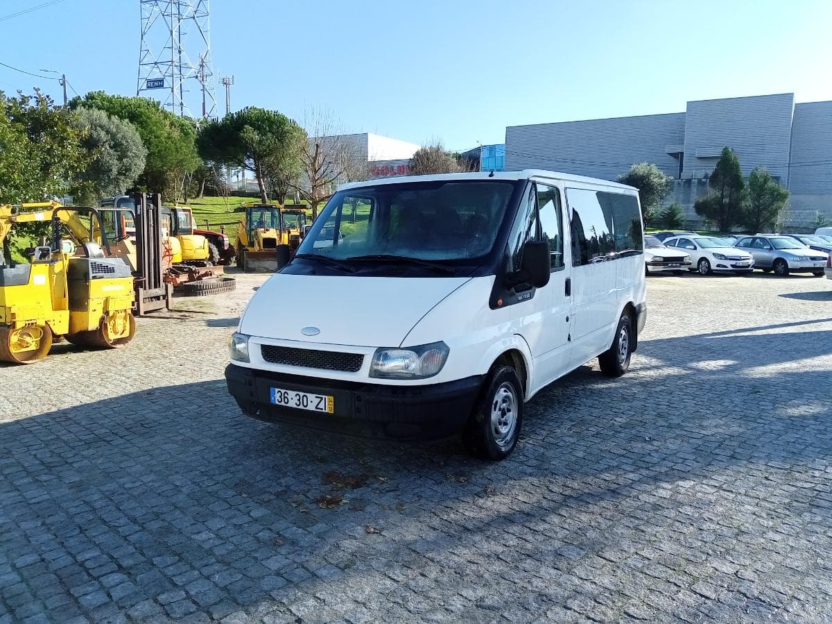 Ford Transit 2.0 · 9 Lugares · Ano 2004 — imagem 1