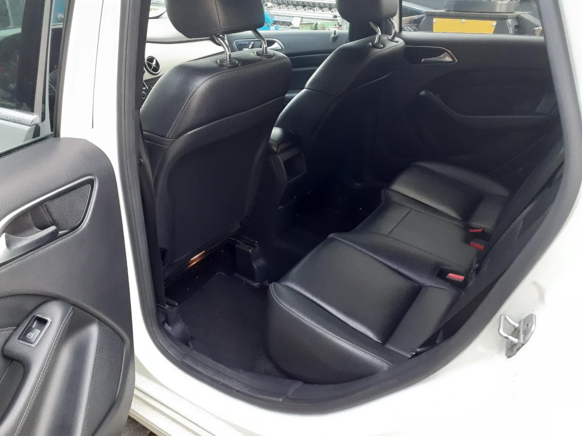 Mercedes-Benz B180 · Ano 2016 — imagen 18