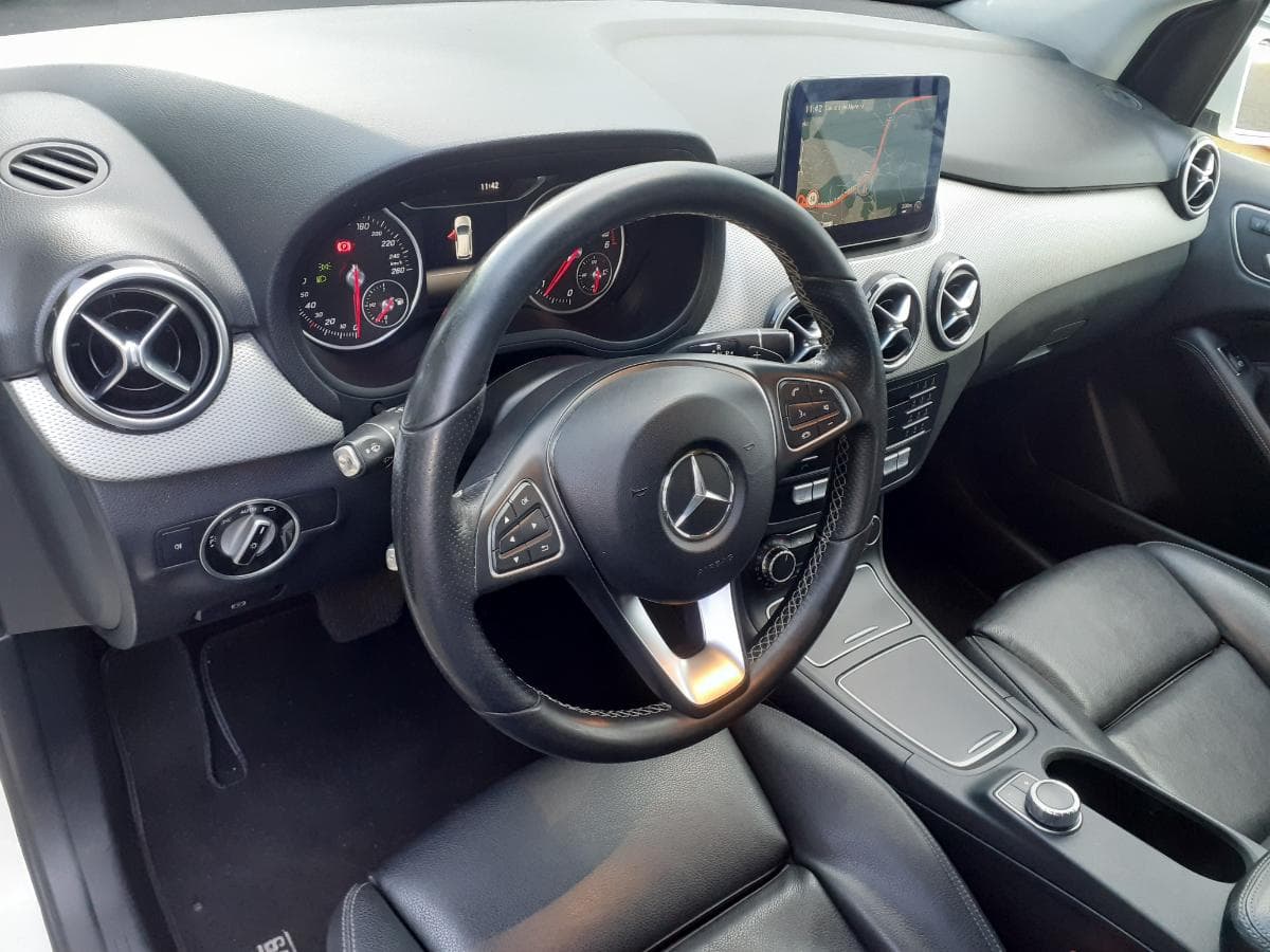 Mercedes-Benz B180 · Ano 2016 — imagen 23