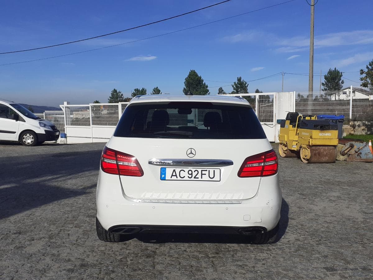 Mercedes-Benz B180 · Ano 2016 — imagen 5