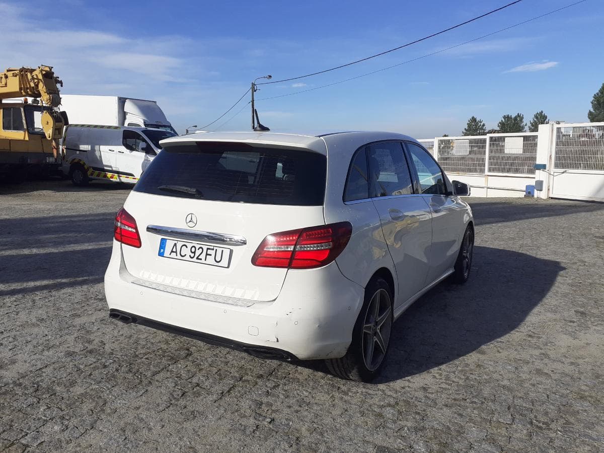 Mercedes-Benz B180 · Ano 2016 — imagen 4
