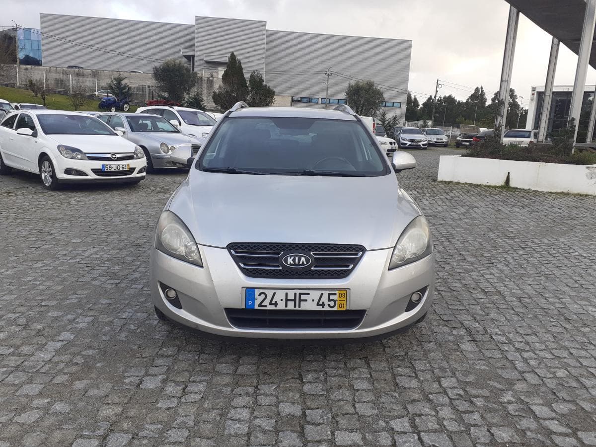 Kia Ceed 1.6 CRDI · Ano 2009 — image 2
