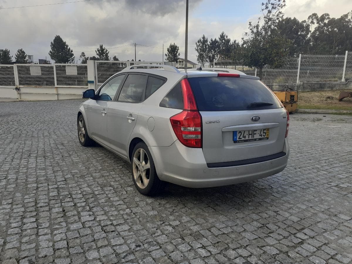 Kia Ceed 1.6 CRDI · Ano 2009 — image 6