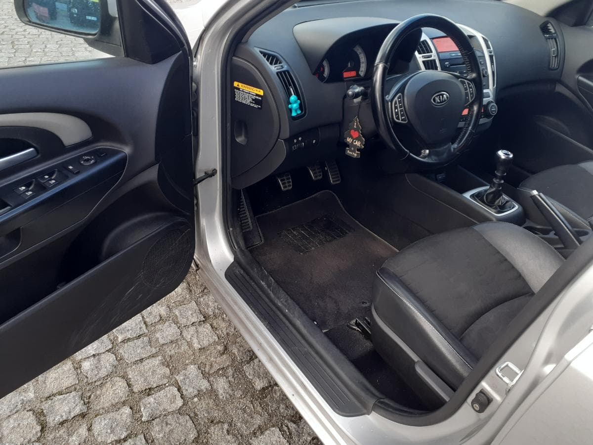 Kia Ceed 1.6 CRDI · Ano 2009 — image 11