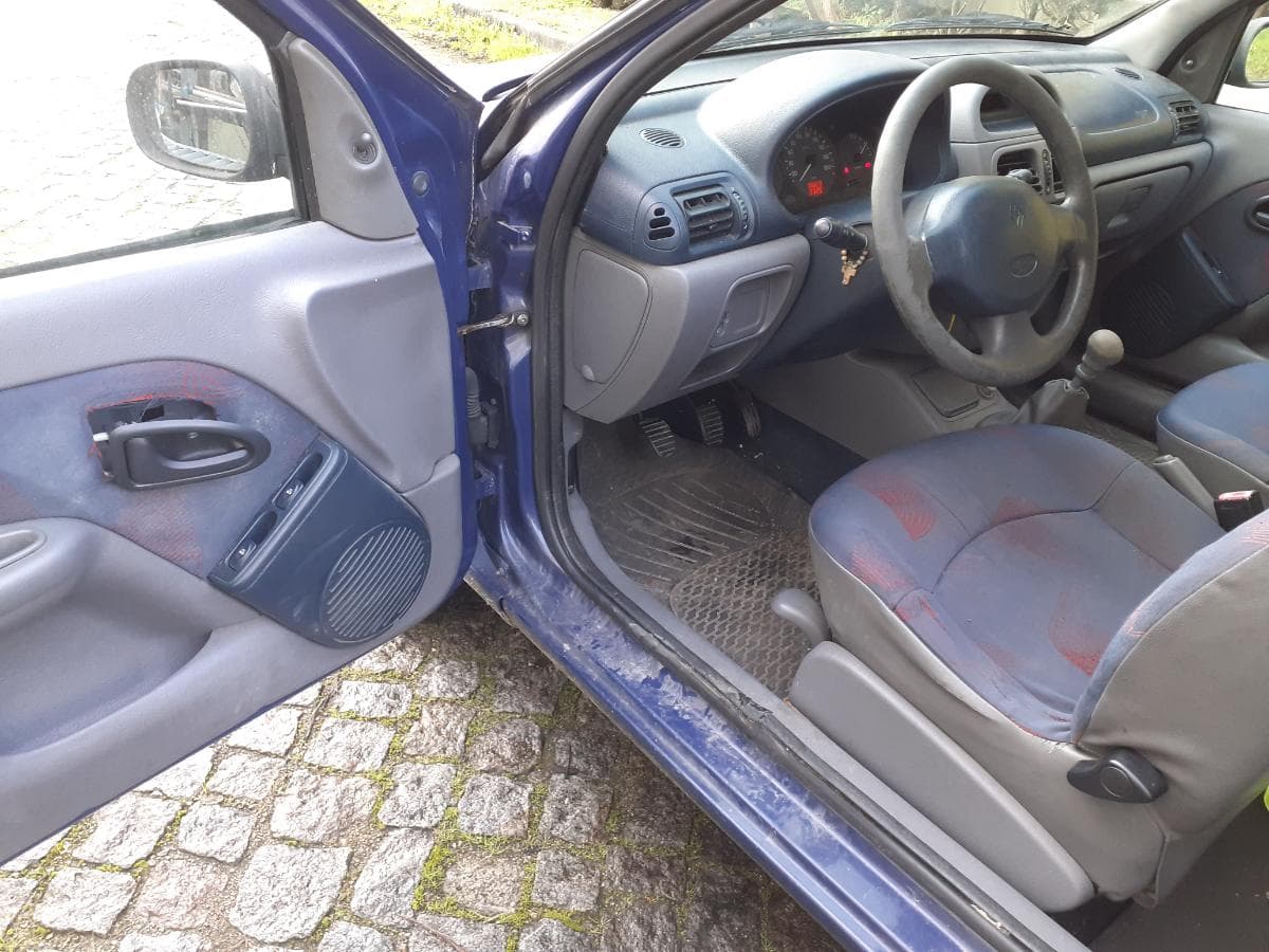 Renault Clio · Paredes — image 15