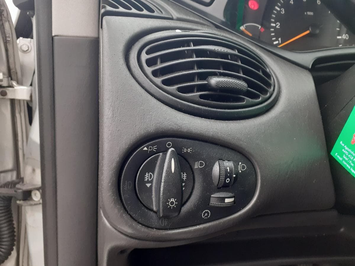 Ford Focus 1.4 · Ano 2000 — imagen 14