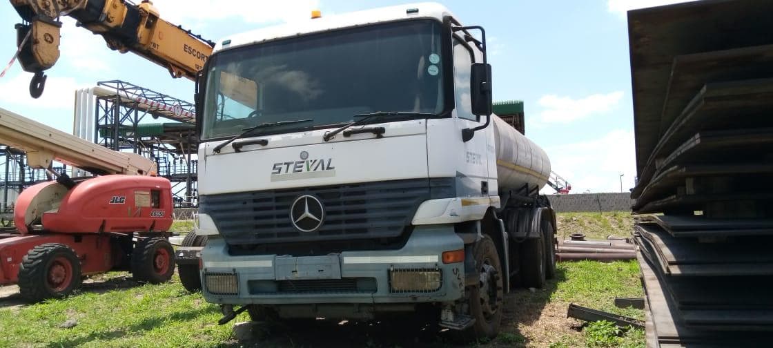 Camião cisterna  Mercedes Benz ·