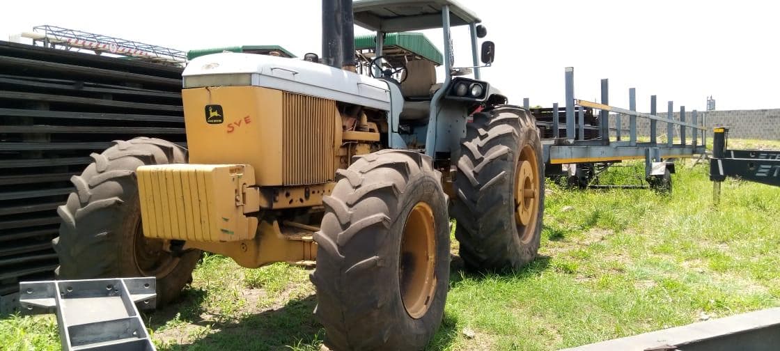 Tractor John Deere com Atrelado · — image 1
