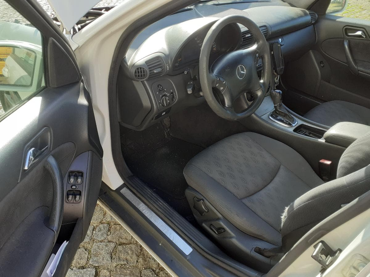 Mercedes-Benz C220 CDI · Ano 2003 — imagem 22