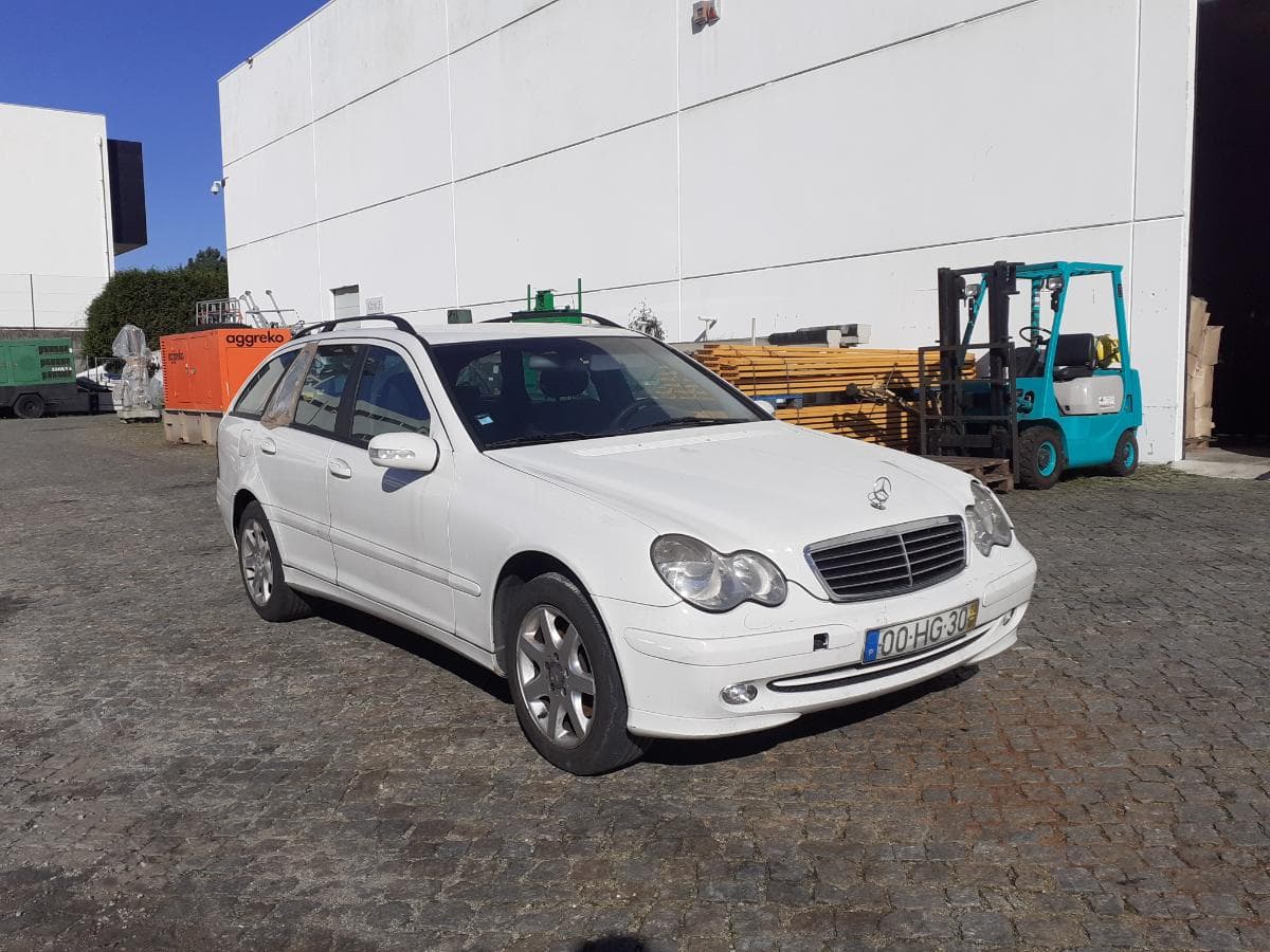 Mercedes-Benz C220 CDI · Ano 2003 — imagem 1