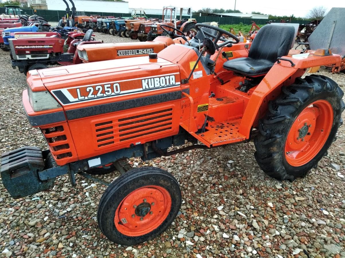 Trator Kubota L2250 — imagem 2
