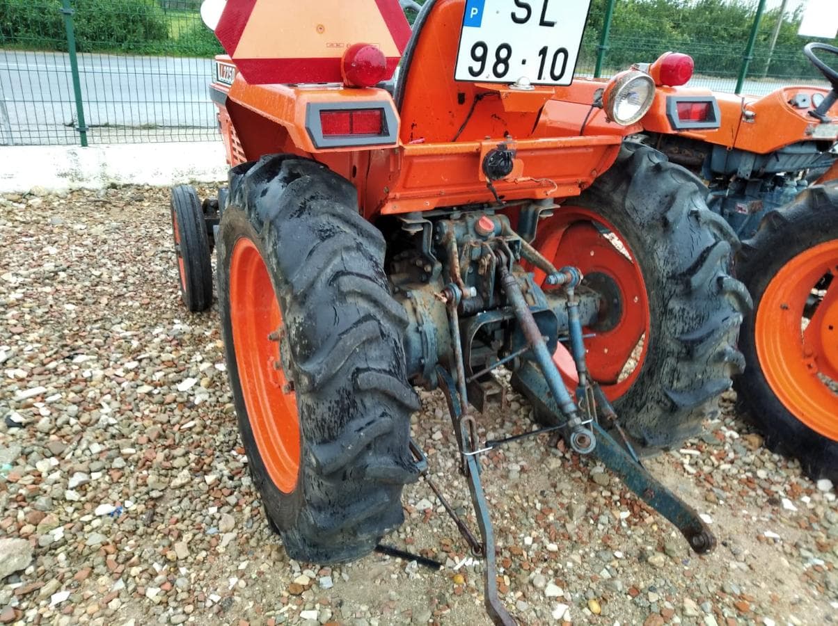 Trator Kubota L2250 — imagem 3
