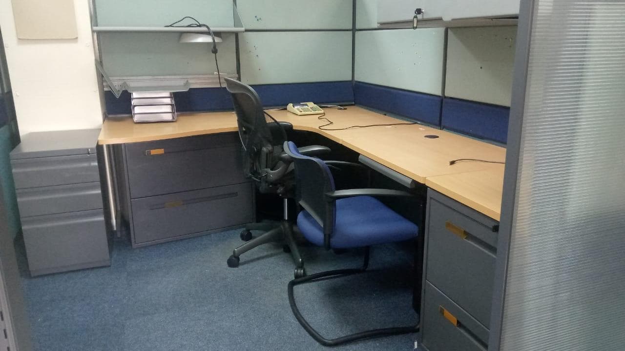 Mobilier de bureau · — image 2