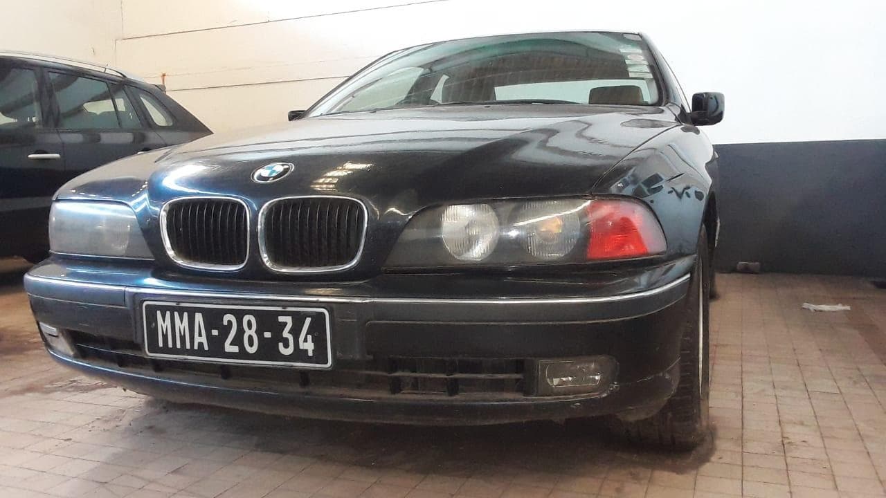 BMW 528i, ·