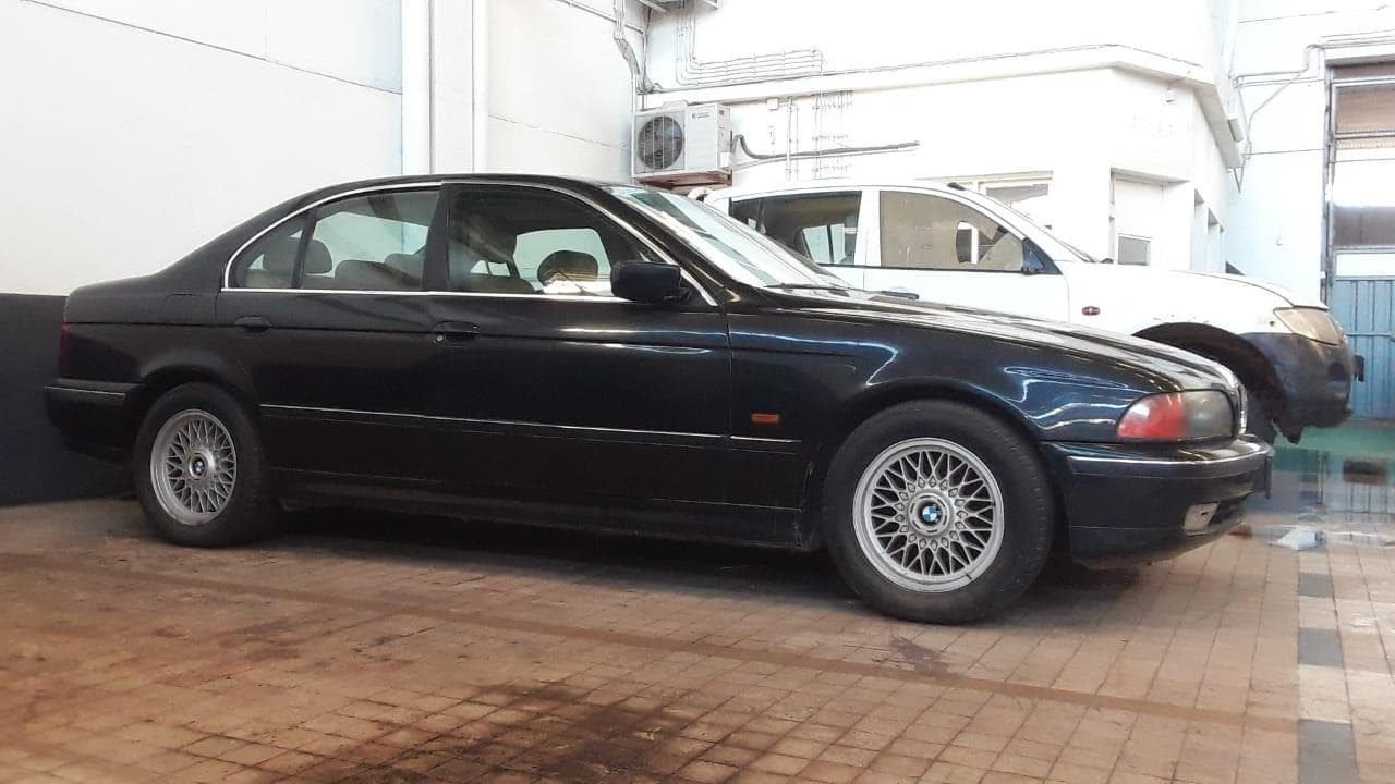 BMW 528i, · — imagem 9
