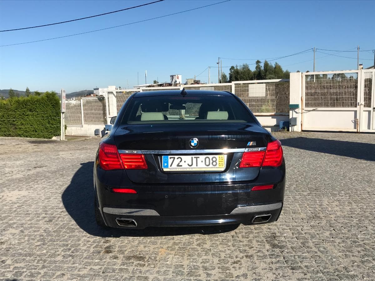 BMW 740D · Ano 2010 — imagem 8