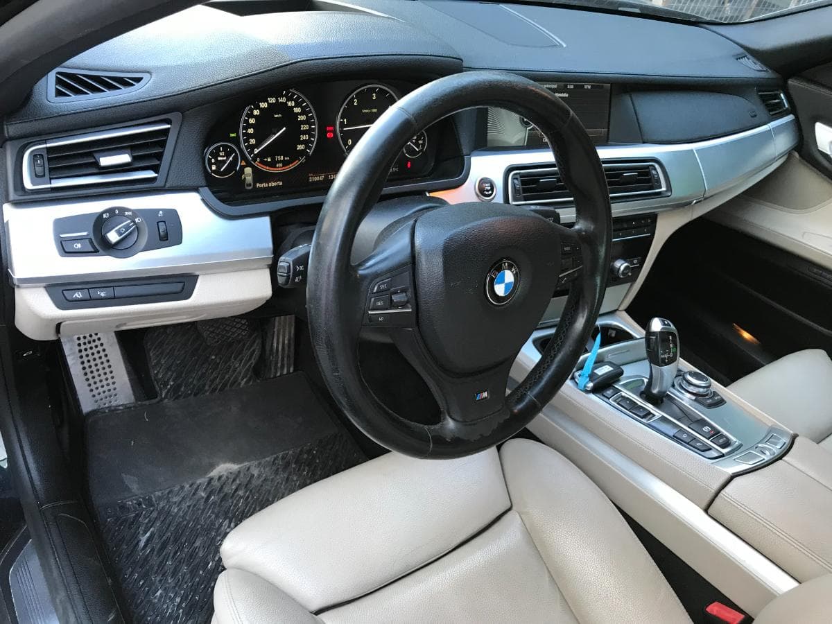 BMW 740D · Ano 2010 — imagem 29