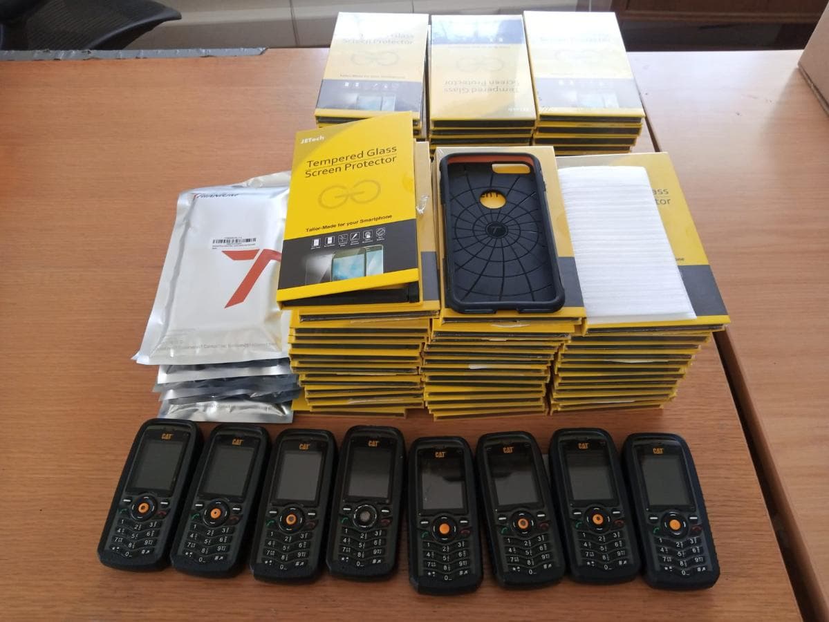 Telefones celular e pastas ·