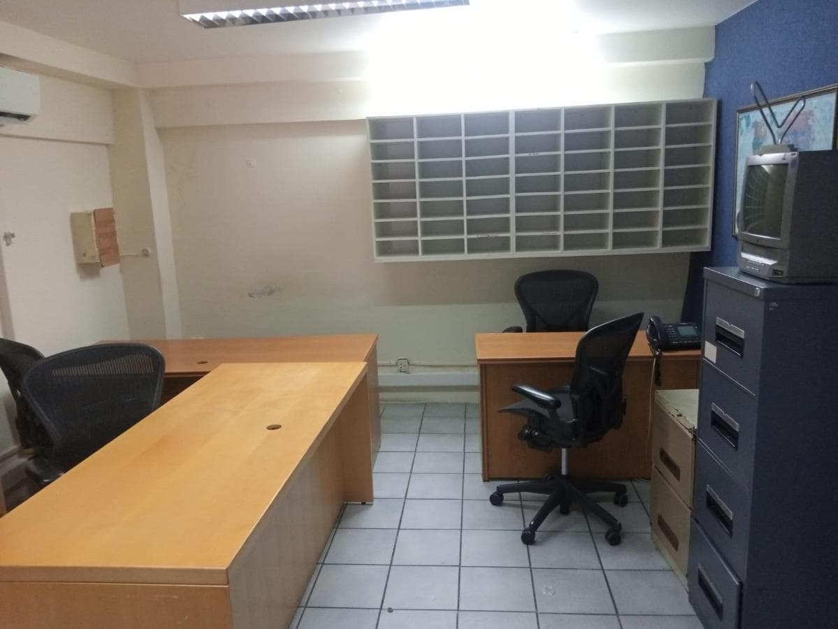 Mobília de escritório e TV SHARP · — imagem 1