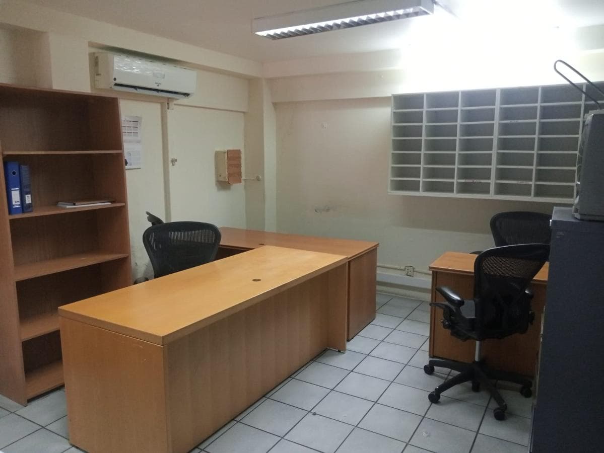 Mobília de escritório e TV SHARP · — imagem 3