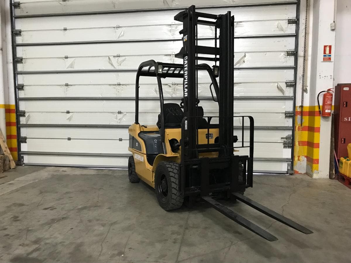 Empilhador CAT 2500 KG — imagem 1