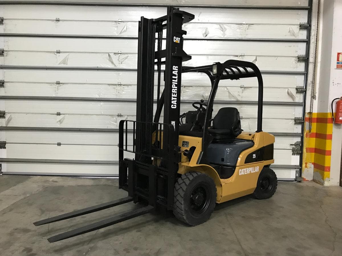 Empilhador CAT 2500 KG — imagem 2