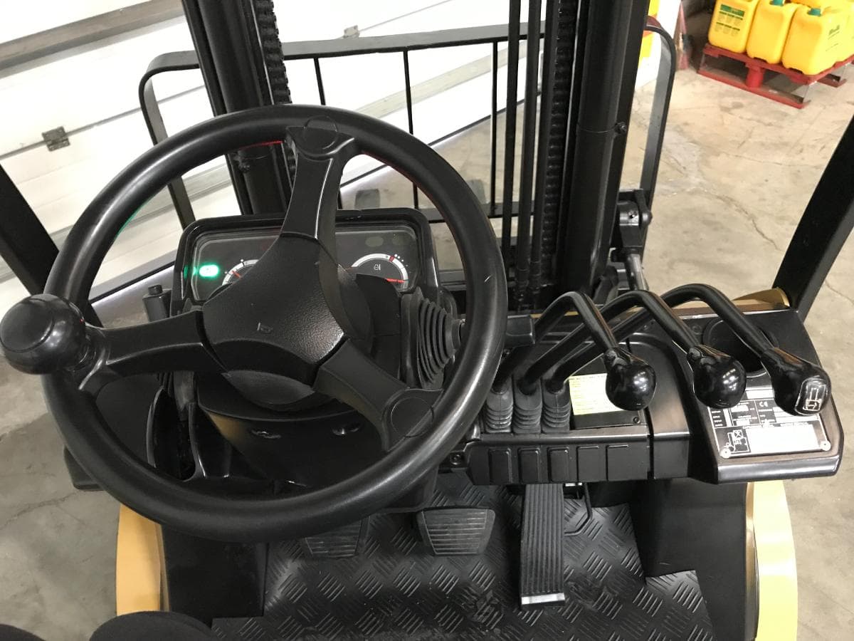 Empilhador CAT 2500 KG — imagem 8