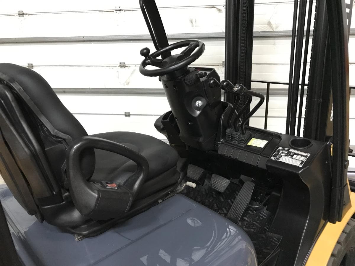 Empilhador CAT 2500 KG — imagem 9