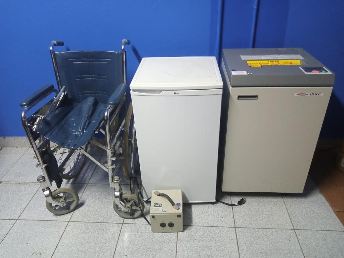 Geleira, Cadeira de rodas e triturador de papel · — imagem 1