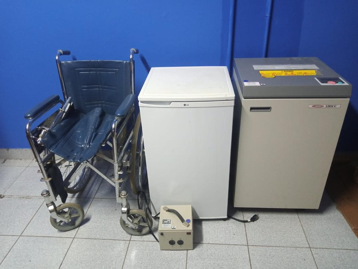 Geleira, Cadeira de rodas e triturador de papel · — imagem 2