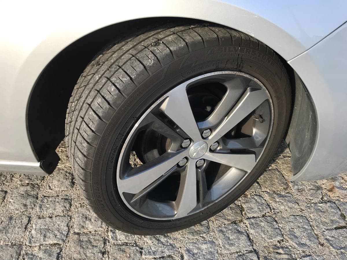 Peugeot 308 SW 1.6 Blue HDI · Ano 2015 — imagen 21